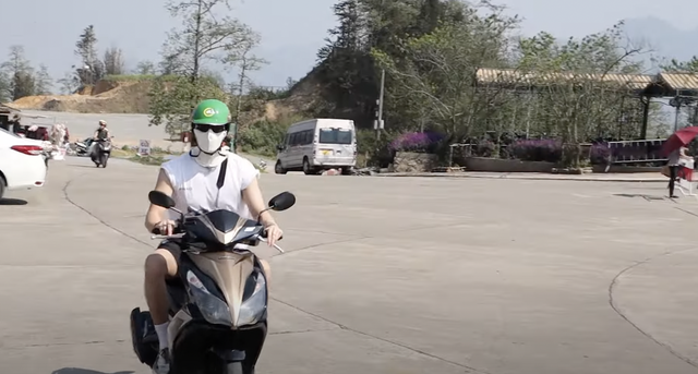 Mỹ nam Hàn tự lái xe máy tại Sa Pa