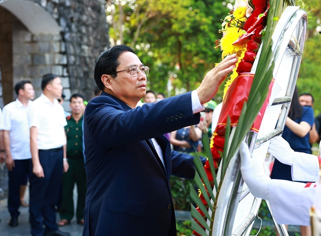 Thủ tướng Phạm Minh Chính dâng hương, dâng hoa tại Nghĩa trang Liệt sĩ quốc gia A1
