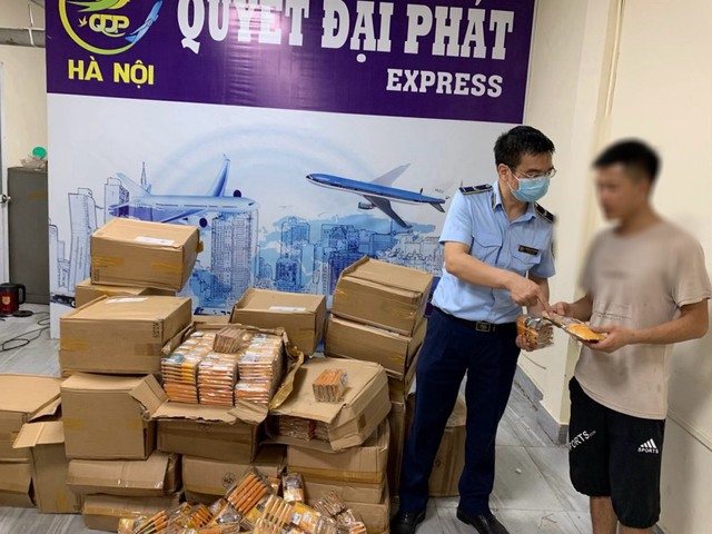 Quản lý thị trường Hà Nội bắt giữ lô hàng thuốc lá điện tử tại cơ sở chuyển phát hàng hóa Quyết Đại Phát Express trong ngày 6.5