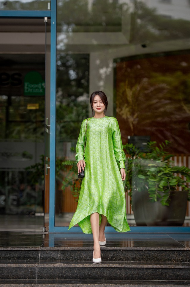 Một chiếc váy công sở chính hiệu được làm từ chất liệu lụa truyền thống mang đến vẻ đẹp 2 trong 1 (vừa hiện đại lại vừa cổ điển)