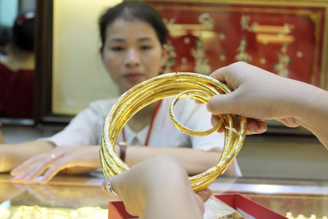 Cấm mua bán vàng bằng tiền mặt khó khả thi?- Ảnh 1. Hiện toàn quốc có 5.835 cơ sở kinh doanh vàng, bạc đã thực hiện áp dụng và sử dụng trên 1,065 triệu hóa đơn điện tử khởi tạo từ máy tính tiền