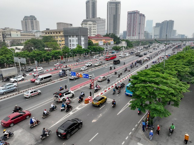 Cầu vượt tại nút giao Mai Dịch có tổng mức đầu tư 342 tỉ đồng đã được thông xe sáng 6.5