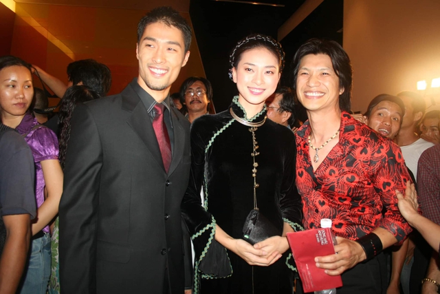 3 diễn viên chính của Dòng máu anh hùng: Johnny Trí Nguyễn, Ngô Thanh Vân và Dustin Nguyễn tại buổi ra mắt phim 17 năm trước