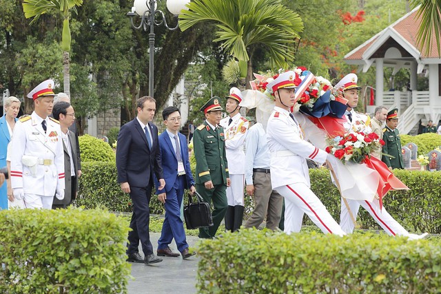 Bộ trưởng Quân đội Pháp Sébastien Lecornu tới dâng hương tại Nghĩa trang liệt sĩ quốc gia A1