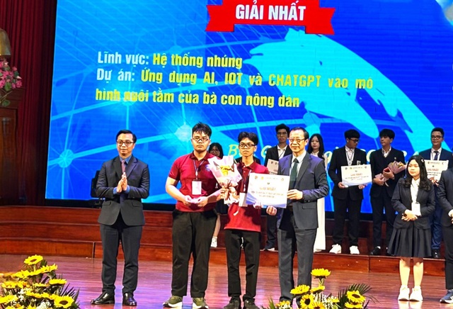 Hai HS ở Lâm Đồng (áo đỏ) đạt giải nhất cuộc thi KHKT cấp quốc gia HS trung học năm học 2023 – 2024
