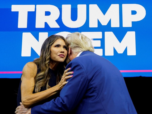 Bà Noem và ông Trump trong một sự kiện vận động tranh cử ở South Dakota hồi tháng 9.2023