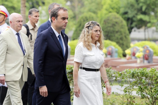 Bộ trưởng Quân đội Pháp Sébastien Lecornu và bà Patricia Mirallès, Quốc vụ khanh cựu chiến binh và ký ức chiến tranh Pháp đã đi thăm một số phần mộ tại Nghĩa trang liệt sĩ quốc gia A1