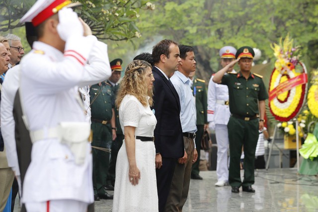 Bộ trưởng Quân đội Pháp Sébastien Lecornu và bà Patricia Mirallès, Quốc vụ khanh cựu chiến binh và ký ức chiến tranh Pháp dành phút mặc niệm cho các liệt sĩ tại Nghĩa trang liệt sĩ quốc gia A1