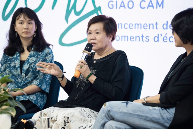 Đạo diễn Việt Linh (giữa) tại sự kiện ra mắt sách Sống của con gái Hải Anh (trái)