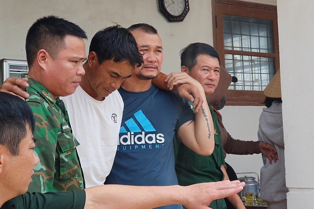 Ông Nguyễn Ngọc Hà (áo trắng) trải qua 3 ngày trôi lênh đênh trên biển và may mắn thoát nạn khi được tàu cá khác cứu vớt