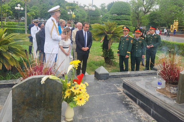 Bộ trưởng Quân đội Pháp Sébastien Lecornu và bà Patricia Mirallès, Quốc vụ khanh cựu chiến binh và ký ức chiến tranh Pháp thăm 2 phần mộ liệt sĩ Tô Vĩnh Diện và Bế Văn Đàn