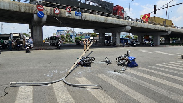 Hiện trường trụ đèn chiếu sáng trên cầu vượt Tân Thới Hiệp ngã xuống QL1 trúng xe máy của người đi đường