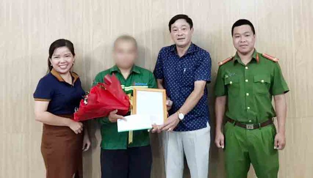 Lãnh đạo UBND P.Mân Thái trao thư khen cho công dân N.X.S