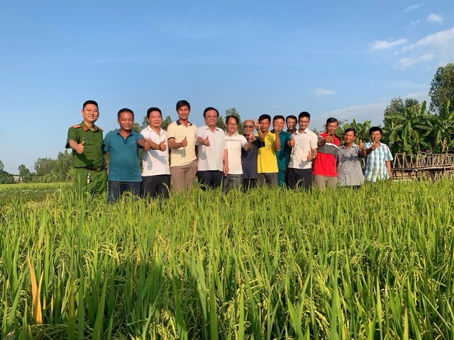 Bộ trưởng Bộ NN-PTNT Lê Minh Hoan (thứ 5 từ trái sang) gặp nông dân trong Tổ hợp tác Quyết Tiến tại H.Tam Nông, Đồng Tháp