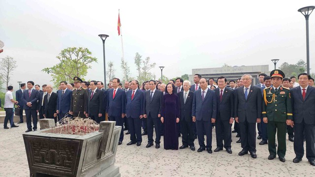 Lãnh đạo, nguyên lãnh đạo Đảng, Nhà nước dâng hương tại Đền thờ liệt sĩ chiến trường Điện Biên Phủ trước lễ kỷ niệm