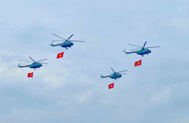 Đội máy bay trực thăng bay chào mừng