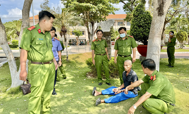 Lực lượng chức năng tỉnh An Giang dựng lại hiện trường vụ án giết người do nghi phạm Bình gây ra