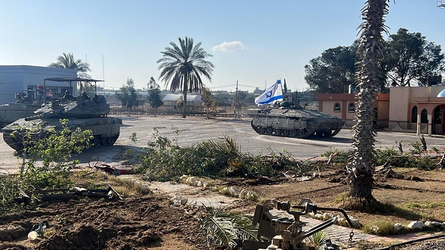 Xe tăng Israel ở cửa khẩu Rafah ngày 7.5
