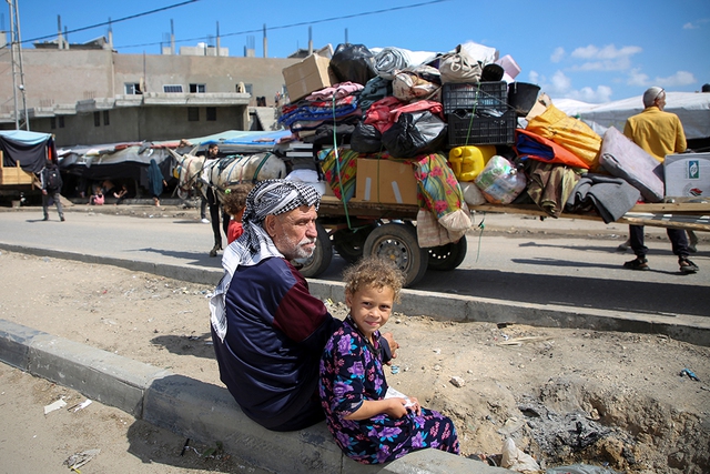 Người dân ở Rafah chờ sơ tán ngày 7.5
