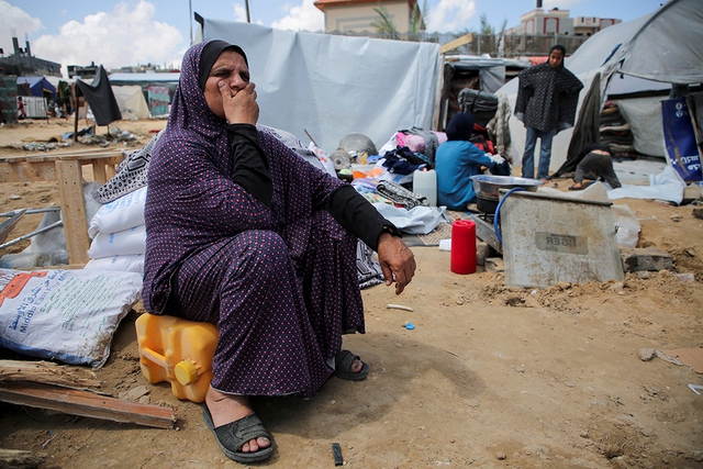 Người dân ở Rafah chờ sơ tán ngày 7.5