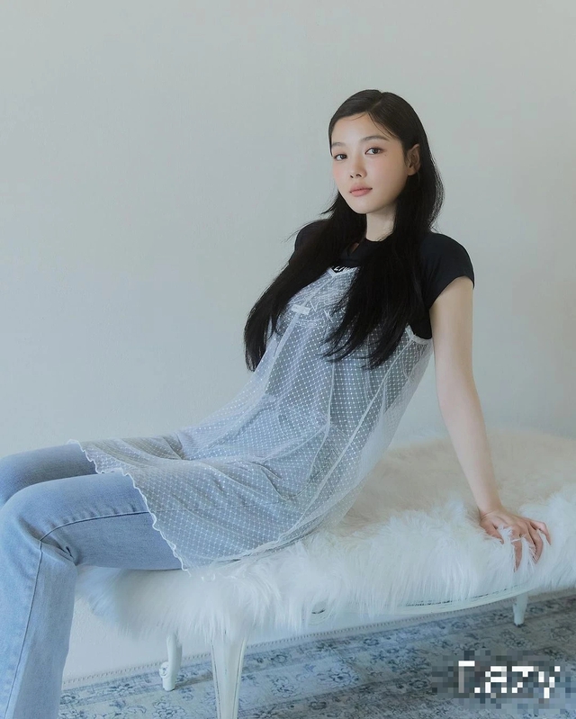 Phong cách thiếu nữ Hàn Quốc trẻ trung, tinh nghịch được 9X chuyển tải theo cách rất tự nhiên và dễ thương. Các món đồ hướng đến tính ứng dụng cao và có thể thay đổi nhiều cách kết hợp khác nhau