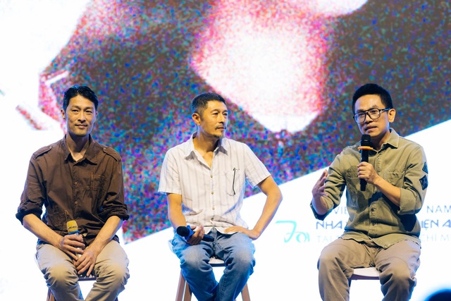 Diễn viên Johnny Trí Nguyễn, đạo diễn Charlie Nguyễn, nhà phê bình Lê Hồng Lâm (từ trái qua) giao lưu tại buổi chiếu Dòng máu anh hùng của Cinéphile