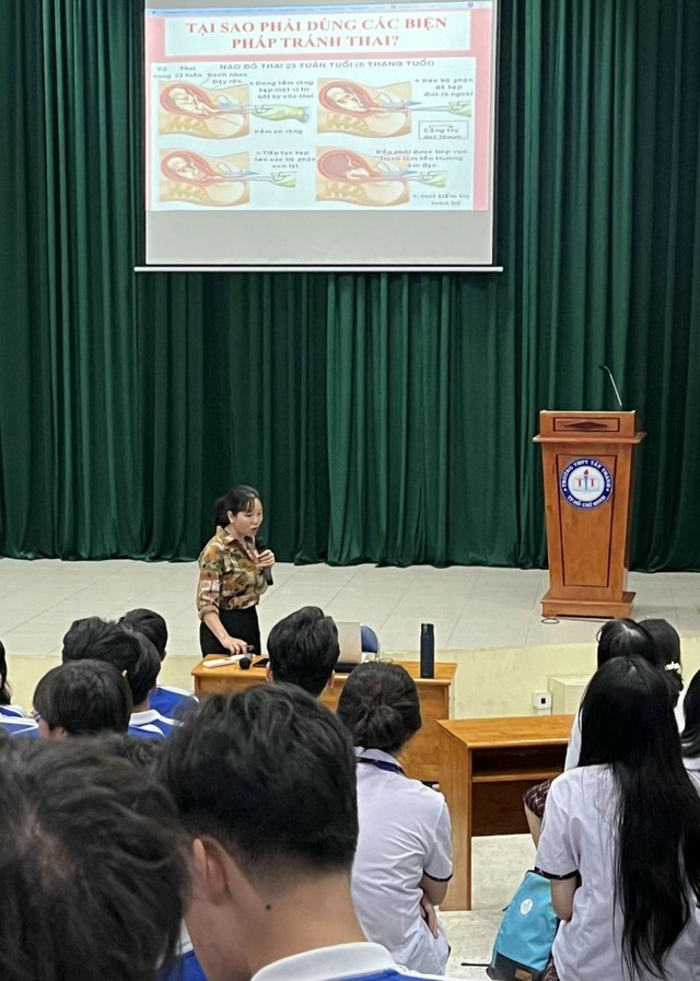 Một buổi giáo dục giới tính cho học sinh cấp THPT. Giáo dục giới tính là một điều vô cùng cấp thiết và quan trọng, càng thực hiện sớm càng tốt và tất nhiên là phải phù hợp với từng giai đoạn lứa tuổi. HƯƠNG NGUYỄN