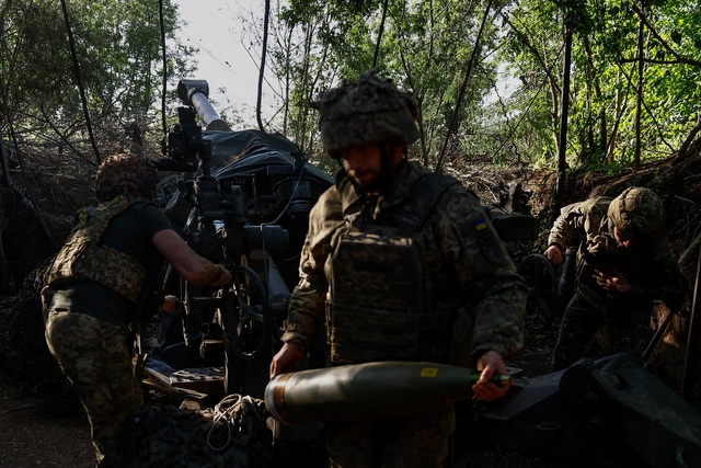 Quân nhân Ukraine trong một lần khai hỏa lựu pháo M777 về phía binh sĩ Nga gần tiền tuyến ở tỉnh Donetsk (Ukraine)