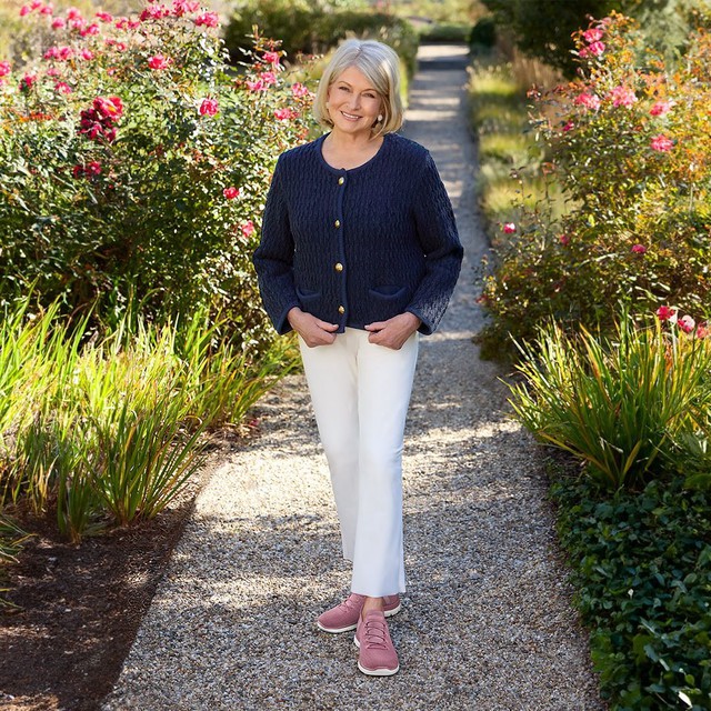 Ở tuổi 82, người phụ nữ này vẫn gây kinh ngạc vì sự trẻ trung và sức khỏe dẻo dai. Martha Stewart hiểu rõ về lão hóa, botox, chất làm đầy và sử dụng các phương pháp thẩm mỹ không xâm lấn ở mức tối thiểu vì không muốn già đi