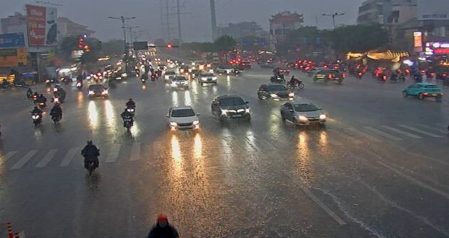 Tại ngã tư Phạm Văn Đồng - Nguyễn Xí, quận Bình Thạnh, TP.HCM, trận mưa hồi 16 giờ vừa dứt, mặt đường chưa kịp khô thì lại tiếp tục đón cơn mưa tiếp theo lúc 17 giờ 45