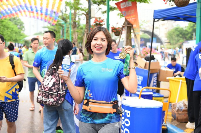 10.000 vận động viên cùng Pocari Sweat Việt Nam chinh phục Tay Ho Half Marathon 2024- Ảnh 1.