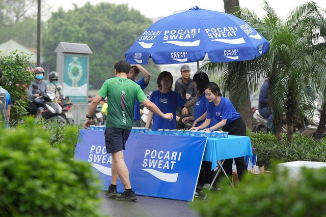 10.000 vận động viên cùng Pocari Sweat Việt Nam chinh phục Tay Ho Half Marathon 2024- Ảnh 4.