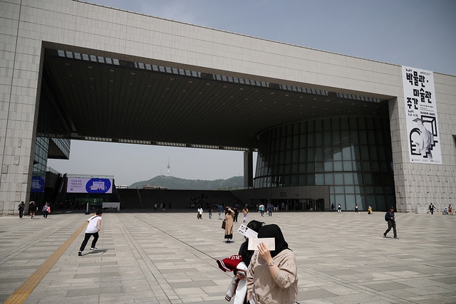 Trước cổng bảo tàng quốc gia ở Seoul ngày 26.4