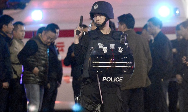 Cảnh sát Trung Quốc giữ trật tự tại hiện trường một vụ án ở Vân Nam