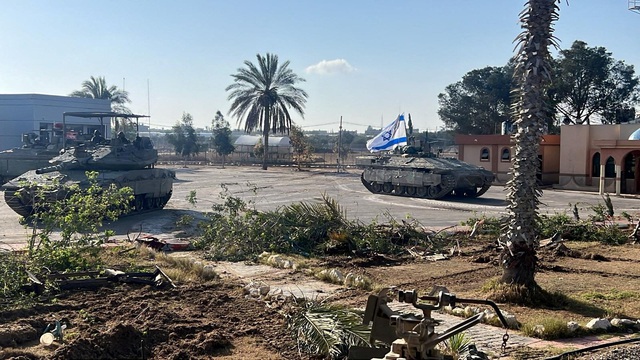 Xe tăng Israel hoạt động bên phía Gaza của cửa khẩu Rafah ngày 7.5