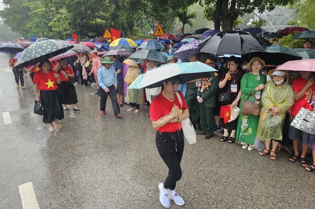 Người dân đội mưa dự lễ kỷ niệm 70 năm chiến thắng Điện Biên Phủ- Ảnh 3.