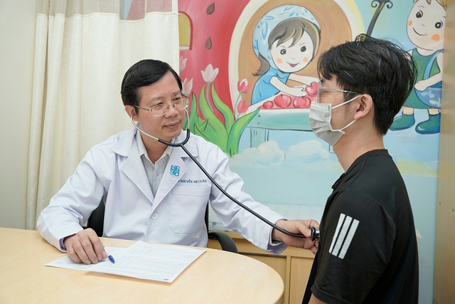 Bác sĩ Nguyễn Huy Luân thăm khám, tư vấn cho trẻ tại Phòng khám Nhi - Tiêm ngừa