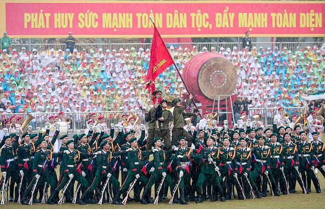 Màn xếp hình nghệ thuật của Đoàn nghệ thuật quân đội mở đầu cho lễ diễu binh, diễu hành kỷ niệm trọng thể 70 năm chiến thắng lịch sử Điện Biên Phủ