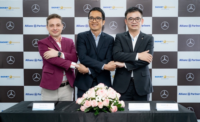 Các lãnh đạo cao cấp Mercedes-Benz, Allianz và Bảo Việt từ trái qua phải dự dễ ký kết thỏa thuận hợp tác chiến lược