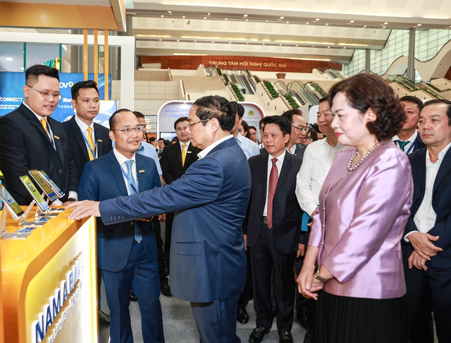 Thủ tướng Phạm Minh Chính tham quan Hệ sinh thái số Nam A Bank