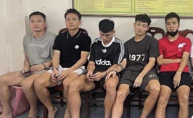 Các cầu thủ bị bắt giữ (từ trái qua): Dương Quang Tuấn, Đinh Thanh Trung, Nguyễn Ngọc Thắng,Nguyễn Trung Học và Nguyễn Văn Trường