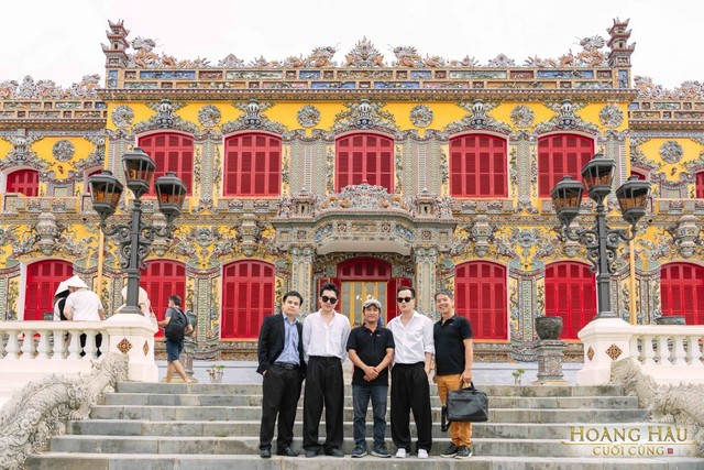 Đạo diễn Namcito - Bảo Nhân (đều mặc áo trắng) và ông Trinh Hoan của hãng HKFilm (bìa phải) trong chuyến khảo sát bối cảnh phim
