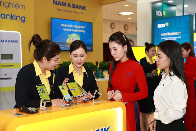 Khách tham quan tương tác cùng Robot OPBA của Nam A Bank.