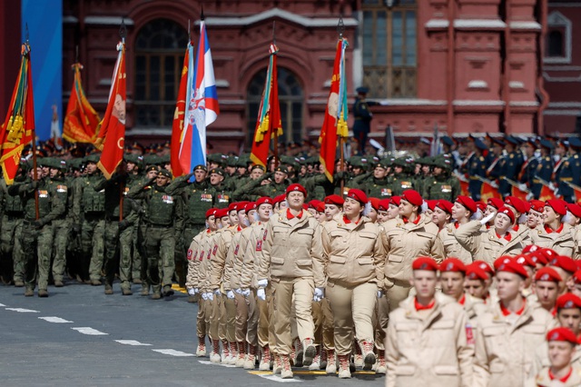 Binh sĩ Nga tập dượt diễu binh tại Quảng trường Đỏ ở Moscow (Nga) hôm 5.5