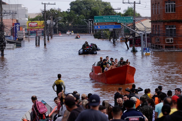 Người dân được cứu sau lũ lụt ở Canoas, bang Rio Grande do Sul (Brazil) vào ngày 5.5.2024.