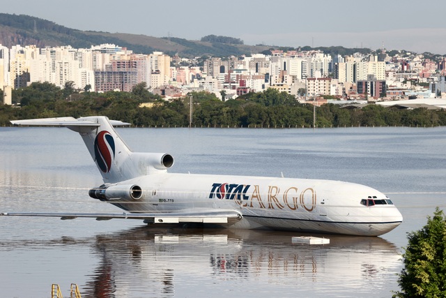 Một chiếc máy bay chìm trong nước tại sân bay ở Porto Alegre (Rio Grande do Sul) Brazil ngày 6.5.2024.