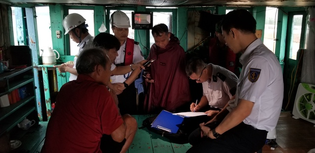 Cảng vụ Hàng hải Hải Phòng lập biên bản làm việc ghi nhận hiện trạng đối với một cụm lồng bè nuôi trồng thủy sản trái phép trên sông Bạch Đằng, gần vị trí phao tiêu số 3, thuộc địa phận TX.Quảng Yên, tỉnh Quảng Ninh, ngày 6.5