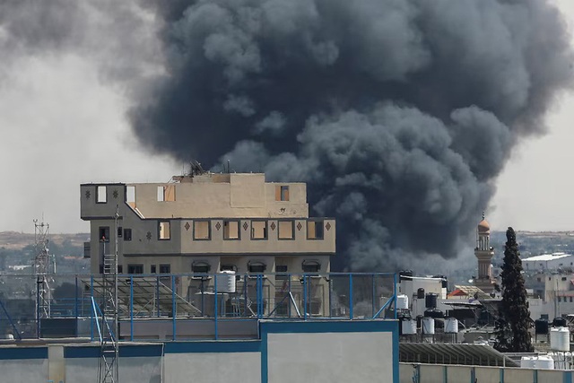 Khói bốc lên từ một địa điểm ở Rafah sau khi bị Israel tấn công ngày 7.5
