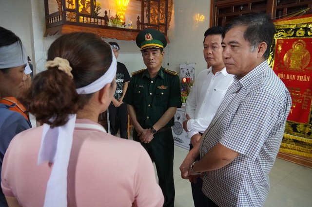 Ông Đoàn Ngọc Lâm, Phó chủ tịch thường trực UBND tỉnh Quảng Bình đến thăm hỏi, động viên các gia đình có ngư dân gặp nạn