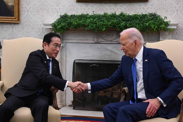 Tổng thống Mỹ Joe Biden (phải) bắt tay Thủ tướng Nhật Bản Kishida Fumio tại Nhà Trắng ở Washington (Mỹ) vào ngày 10.4.2024.